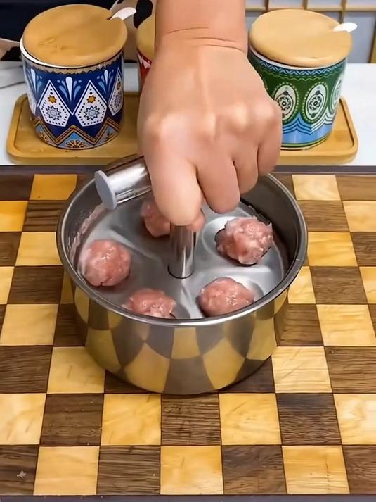 各种鱼丸、肉丸、虾丸都能做,干净卫生还不脏手