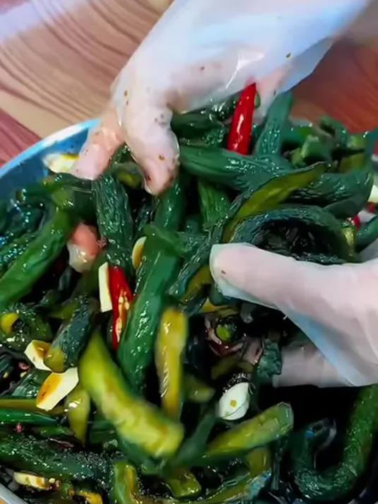 腌黄瓜变身开胃小咸菜,简单易学超下饭