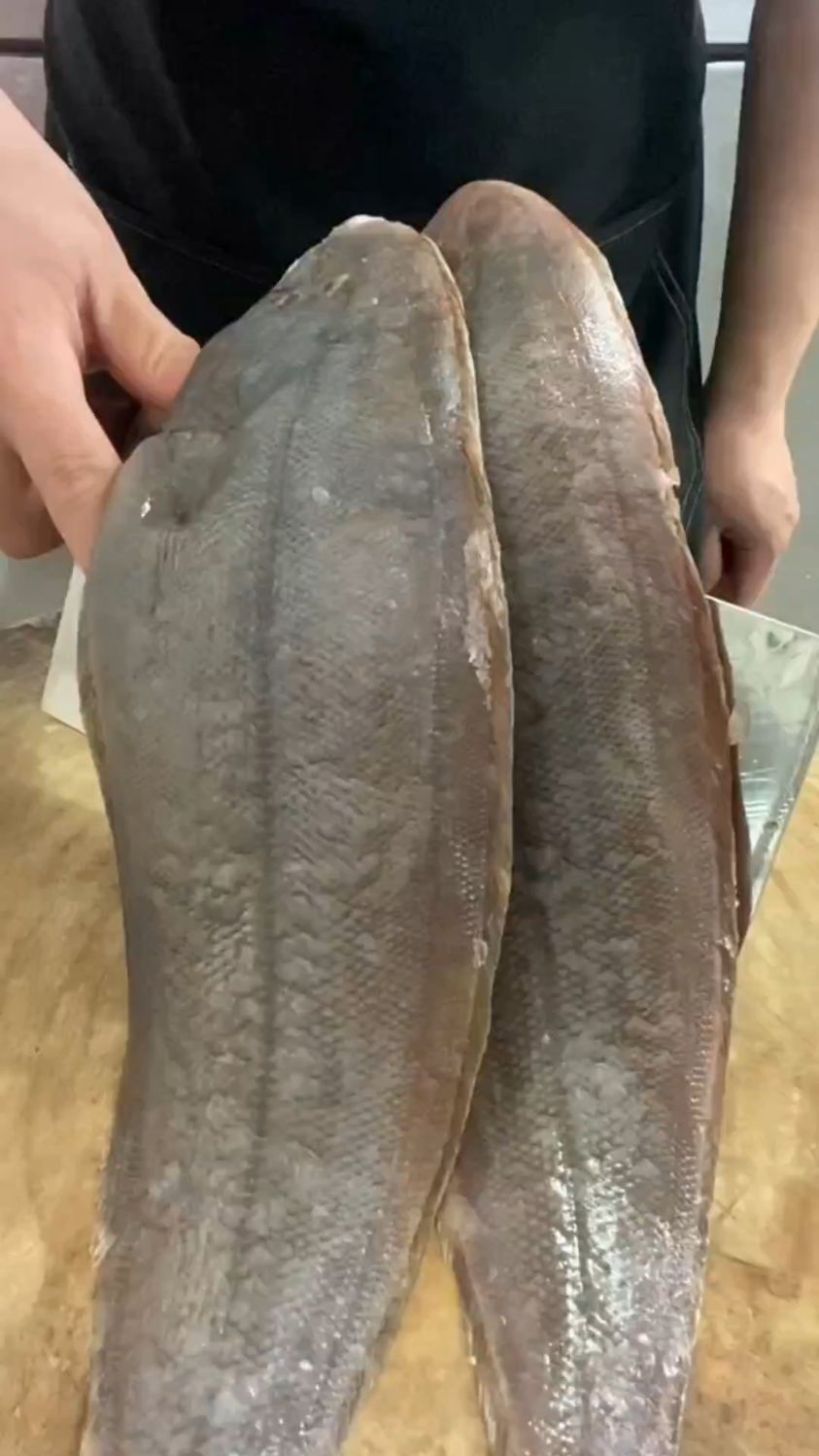 踏板鱼扒皮的方法
