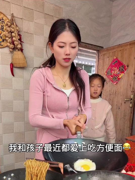 这个番茄酸汤泡面做一次给孩子吃吧！我家孩子吃的连汤都不剩