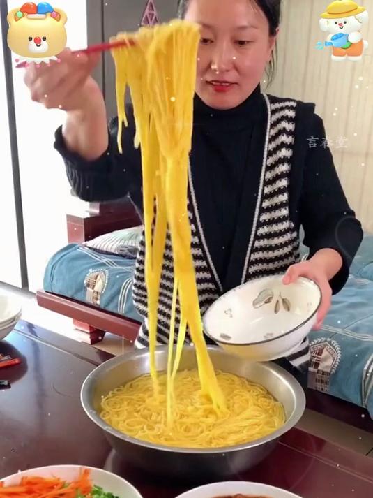 「Q 弹到会跳舞」玉米鲜面条!煮不烂、炒不散,嚼着带劲超入味～