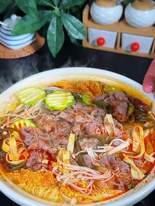 吃一次就会爱上的贵州红酸汤火锅