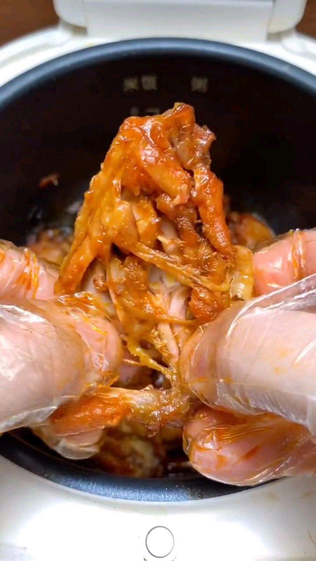 想吃奥尔良鸡翅不用再买了,电饭锅就可以搞定,而且辣和不辣完全自己掌握