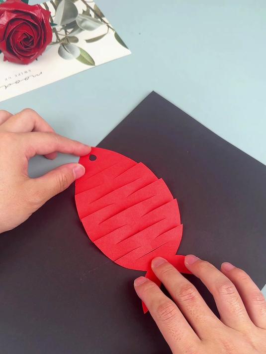 好玩的拉花剪纸小鱼，假期陪孩子一起做吧