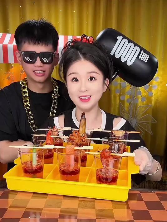 今天不过简单吃个红油钵钵鸡,怎么会把我哥搞自闭～