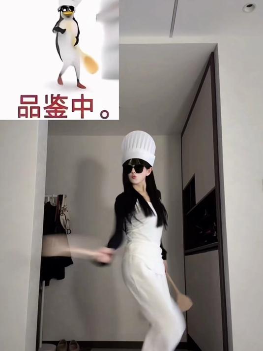 小姐姐神还原企鹅厨师表情包,这魔性舞蹈太上头