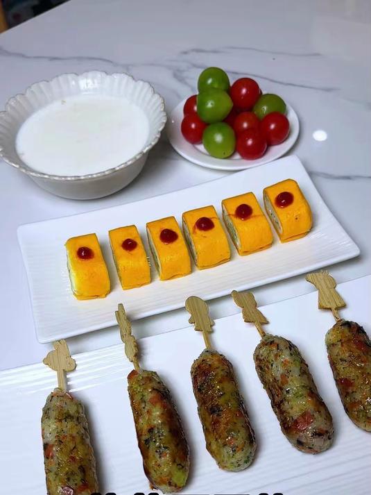 变着花样让孩子多吃蔬菜,跟虾仁一起做成鸡腿饭团,厚蛋烧也好吃