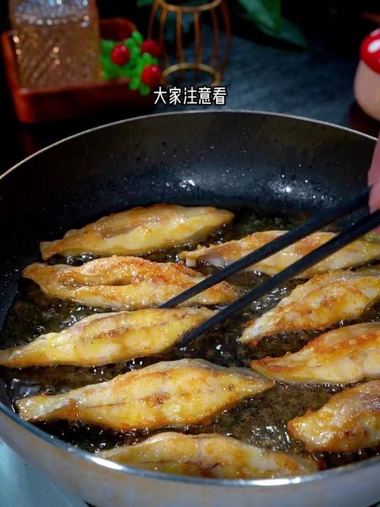 这是最近全网很火的鲳鱼新做法,焦香四溢