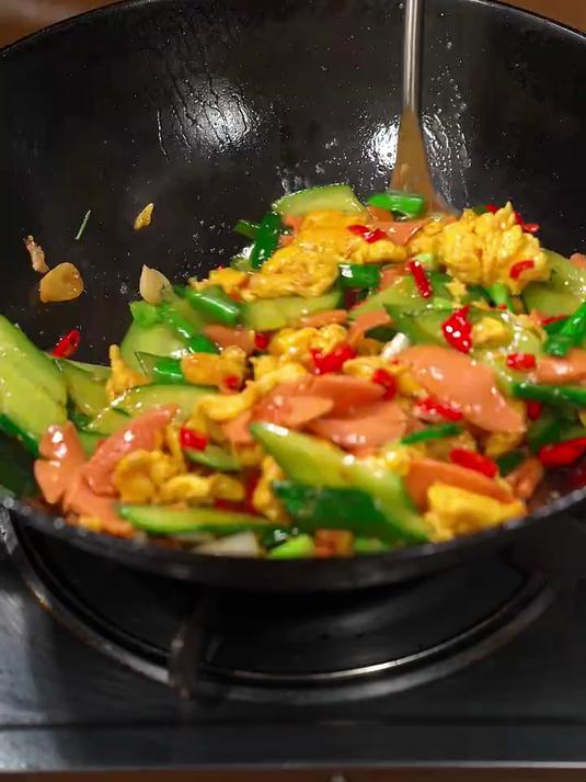 家里有孩子的学会这道黄瓜火腿炒鸡蛋