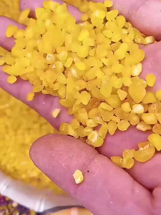 做玉米发糕美味,新鲜现磨的玉米碴子?