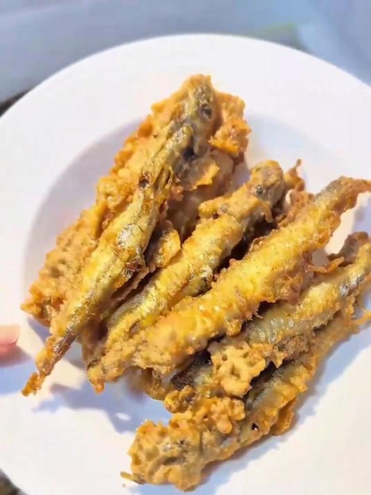 一口多春鱼，鱼籽在嘴里爆开，太爽了