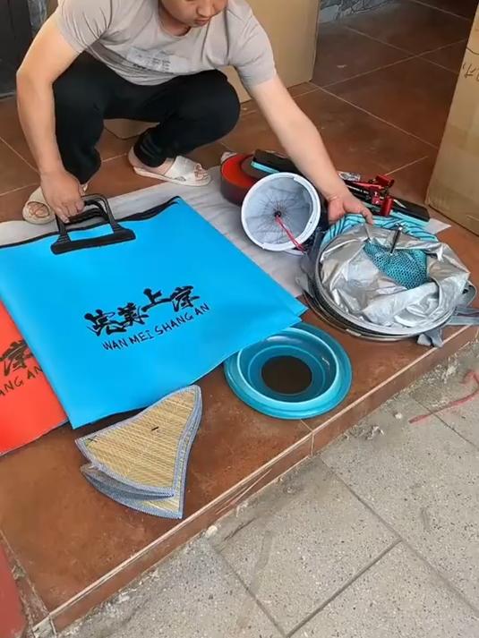 不仅能装鱼，还能放渔具！多功能鱼护包了解一下