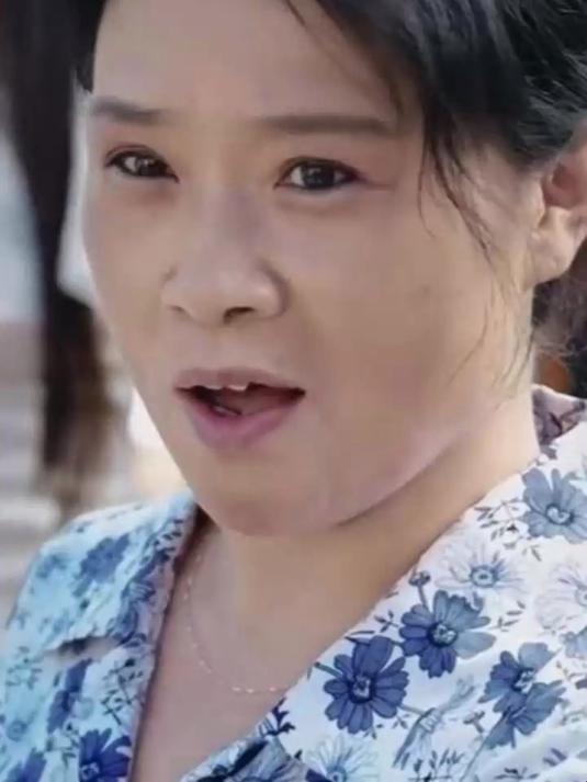 老乞丐就想讨口饭吃,就被妇女张口叫离开