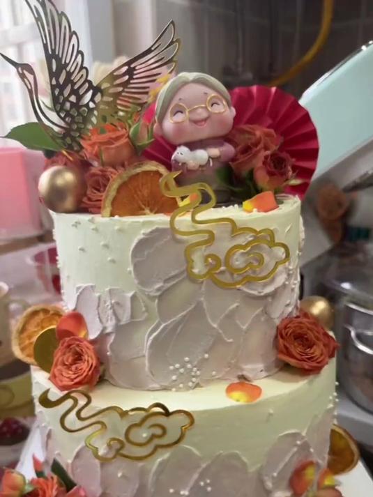 又迟到了，这会接到孩子继续吃了哈哈哈……今天的双层蛋糕我好喜欢