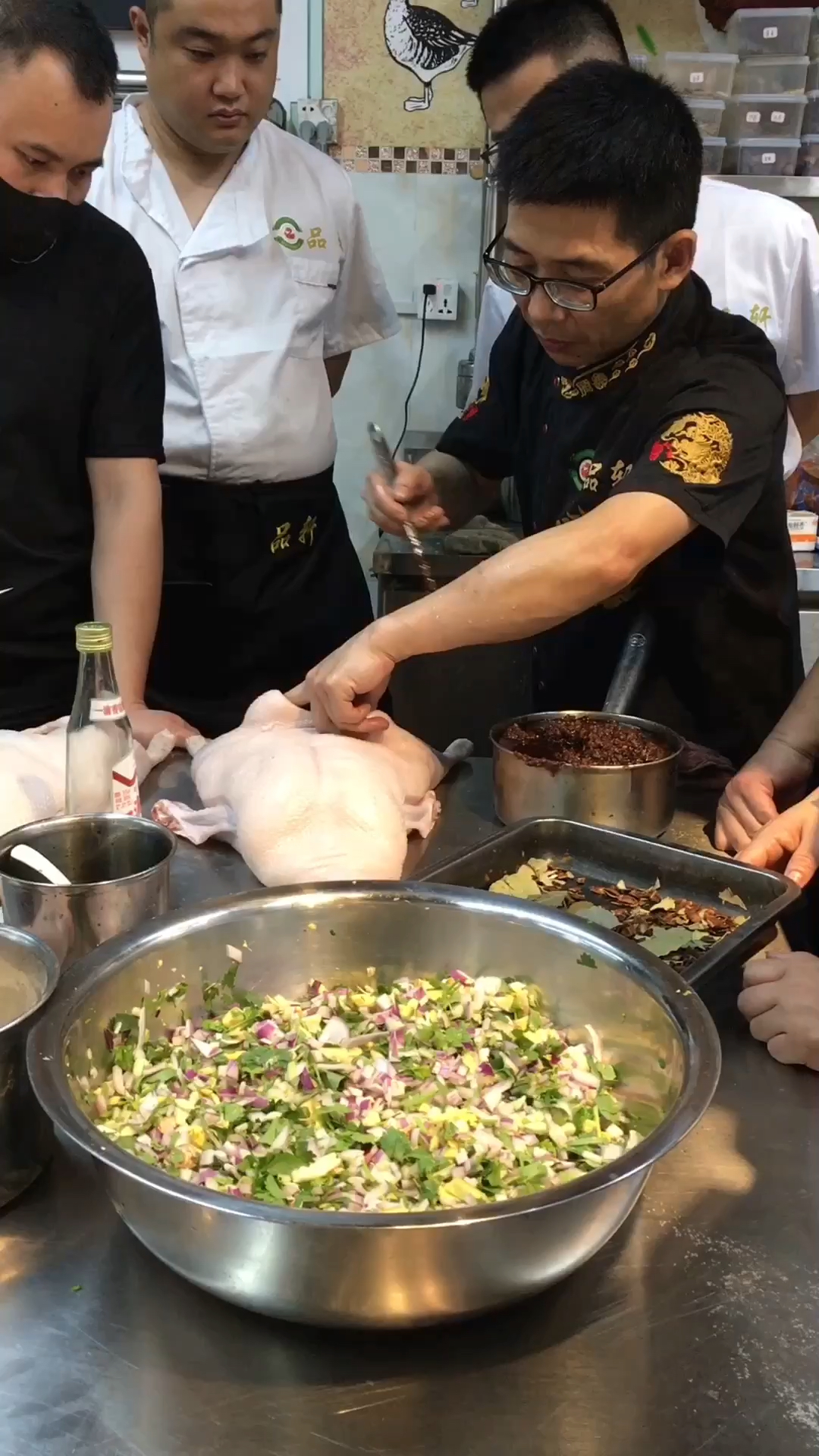 品轩烧腊二十年的烧腊师傅教你几招关键技术,让你的烧鸭深井烧鹅“皮”整天都是脆脆的