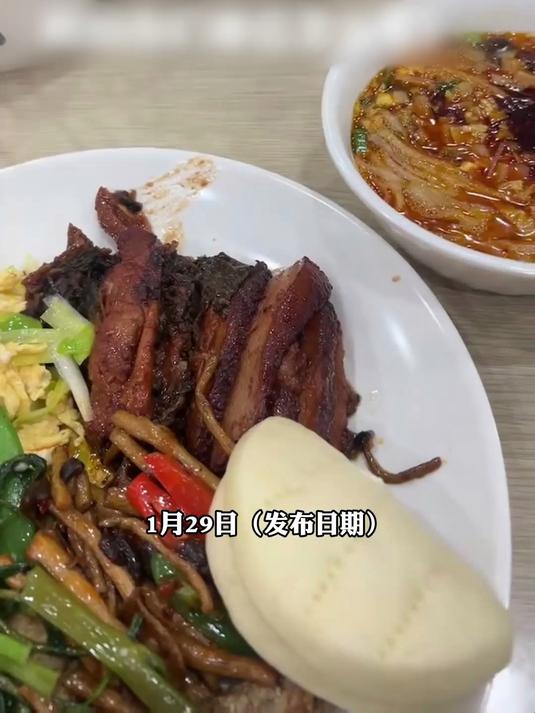 儿子来妈妈单位的食堂吃饭,饭菜太合胃口,儿子:想接妈妈的班