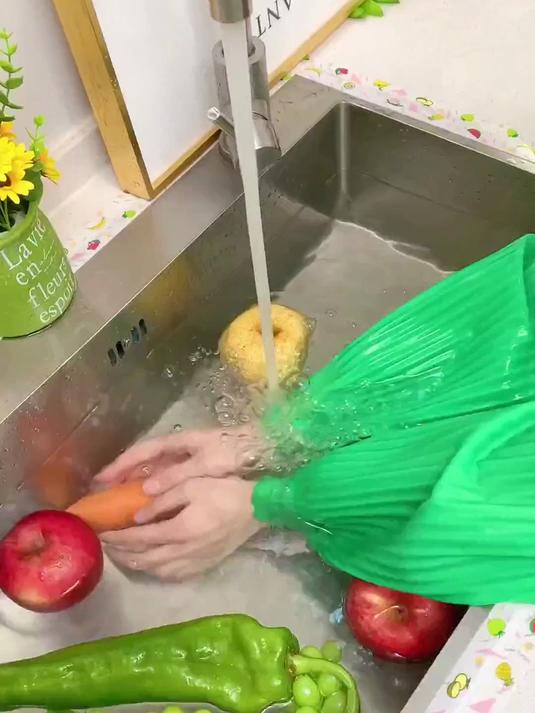 宠物店福音！乳胶袖套给宠物洗澡，不怕沾湿