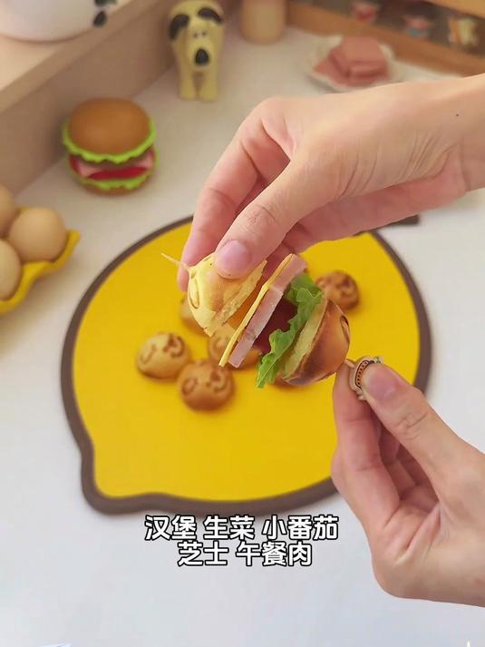 今天给孩子们做了维尼熊小汉堡，青椒火腿饼，还有彩蔬鸡蛋杯
