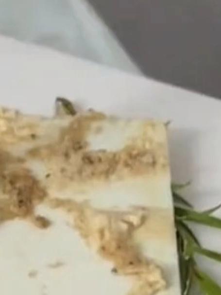 蛋糕里可能隐藏固定器！是很硬的塑料，上面还是尖尖的