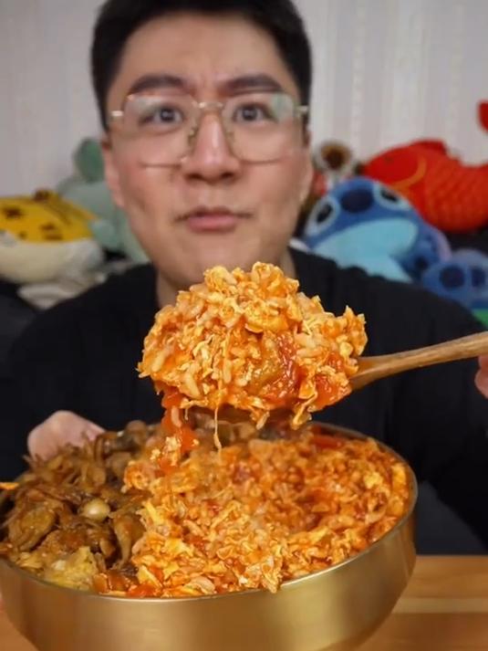 毛蛤黑椒鸡腿酸菜肉丝西红柿鸡蛋拌饭加蟹黄炸鸡加抹茶草莓蛋糕