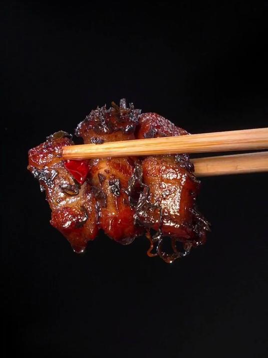 经典的杭帮菜之一梅干菜烧肉，今天分享做法给大家，口感软糯不腻