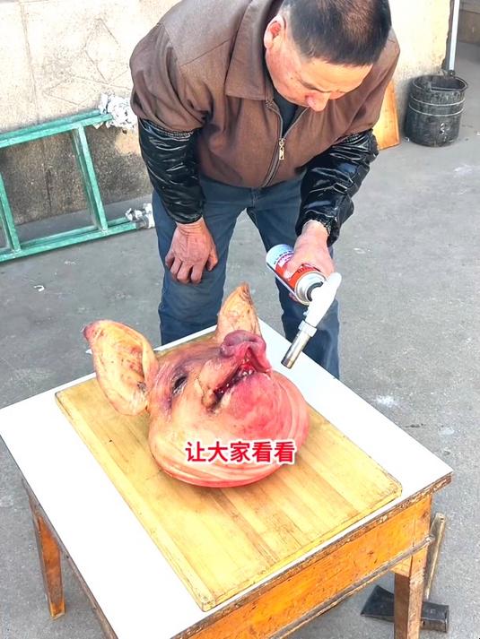 老爸的压猪头肉秘方!拆骨、卤煮、压制,咸香年味藏在案板