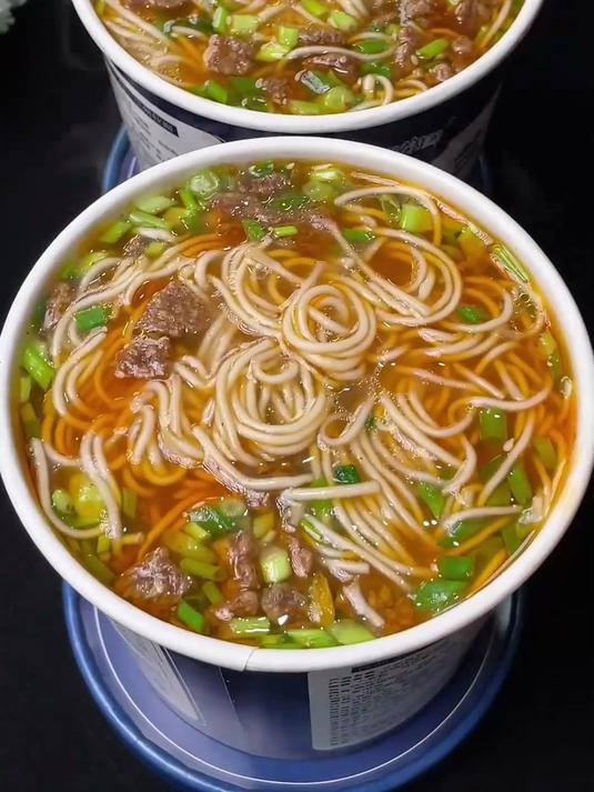 桶装兰州拉面!面条劲道不坨,吸满牛肉汤,加班加餐一口超满足