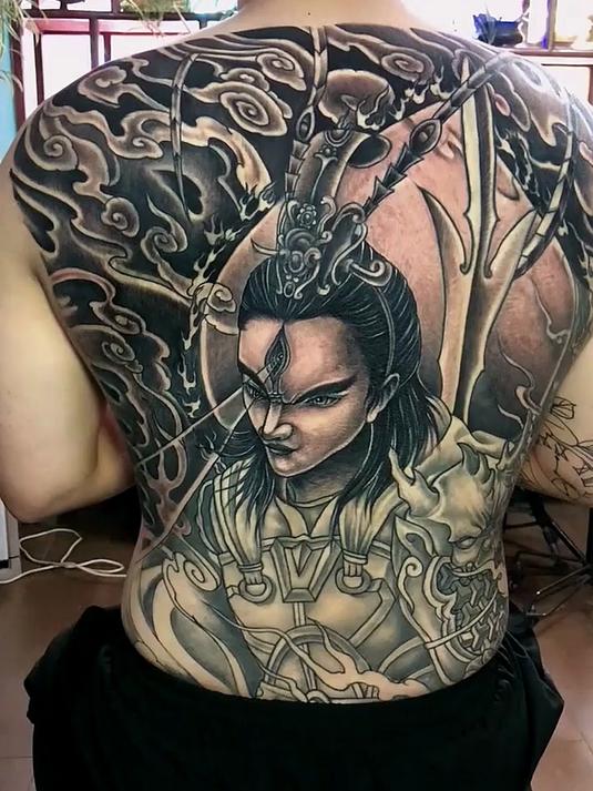 满背二郎神纹身，纹身师手艺是认真的吗，真是没谁了