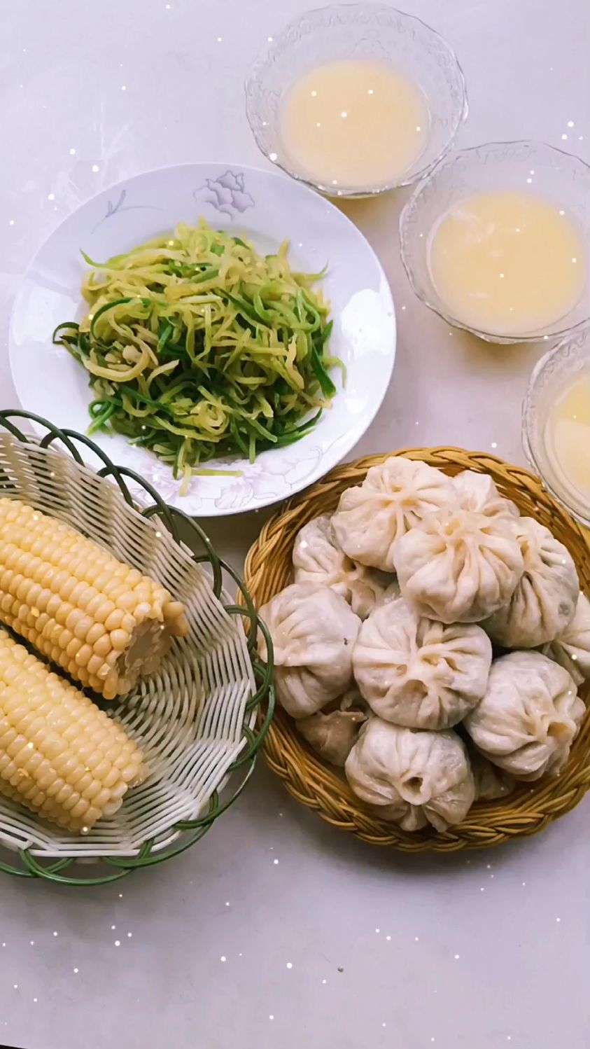 清明节假期第一天早餐,韭菜鸡蛋配小米粥和炒菜,好吃好做