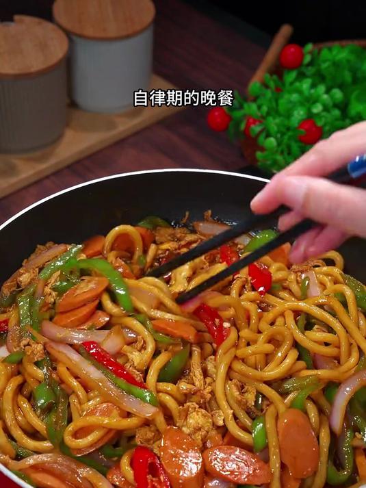 几分钟就能搞定这个炒乌冬面,劲道爽滑