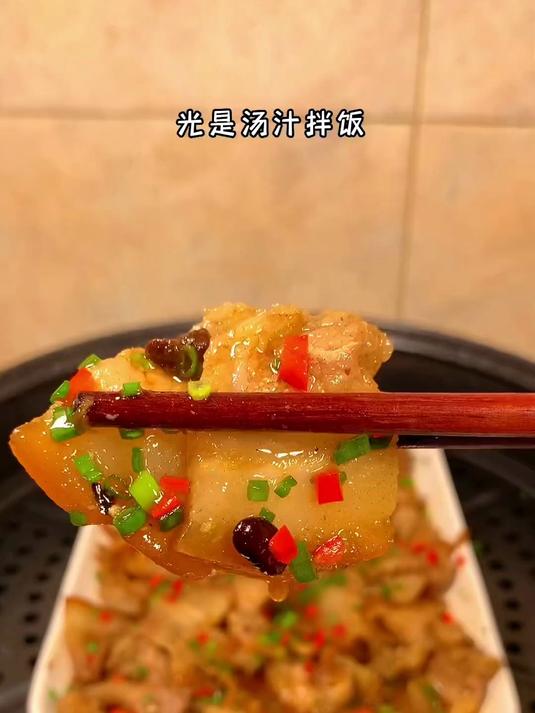 古老的客家传统名菜 头菜蒸五花腩 真的太下饭了