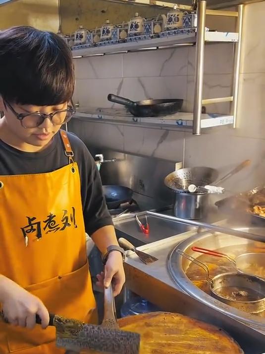 东北街边 老北京卤煮火烧50一大碗全家福老板幽默得很