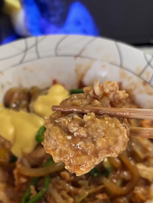 《大学生糊弄做饭第二十六天》今天是新疆炒米粉和辣炒年糕