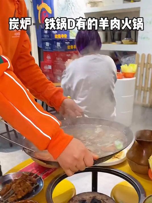 冬天和朋友一起吃羊肉和羊汤,太舒服啦!