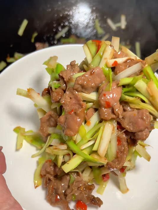 牛肉炒所有系列之——韭黄炒牛肉，牛肉又香又嫩