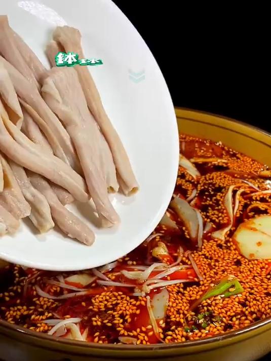 从秘制汤底到食材！揭秘钵钵鸡让人欲罢不能的美味密码