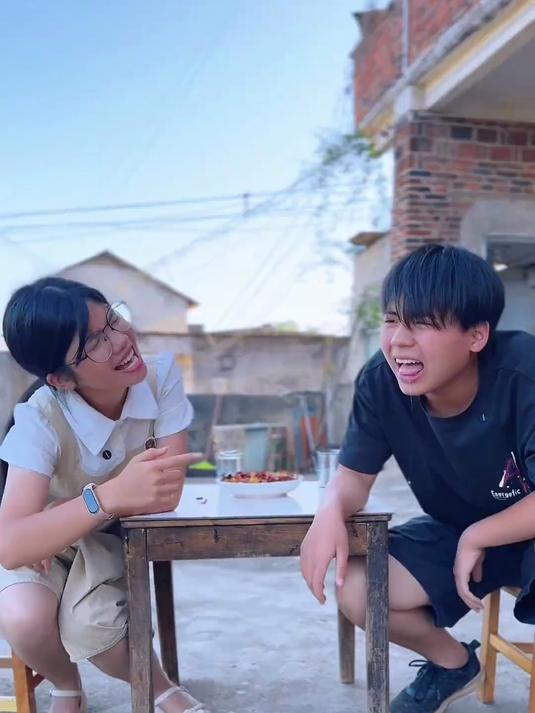 在农村体会捉鱼摸虾的快乐