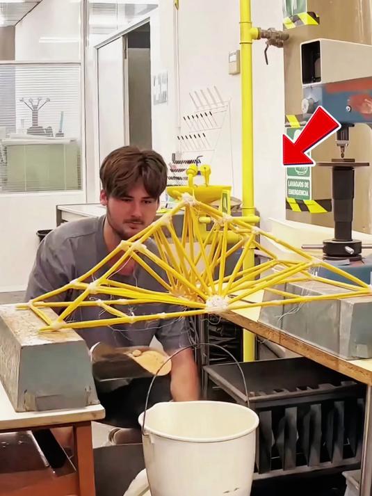 用意大利面搭桥，撑住沙桶就能拿 A