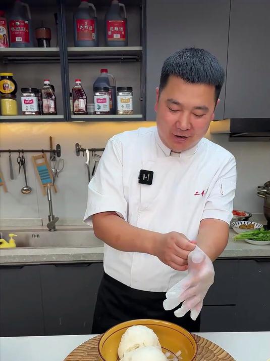 剩馒头别扔揉碎炸成金黄丸子，就像生活的边角1