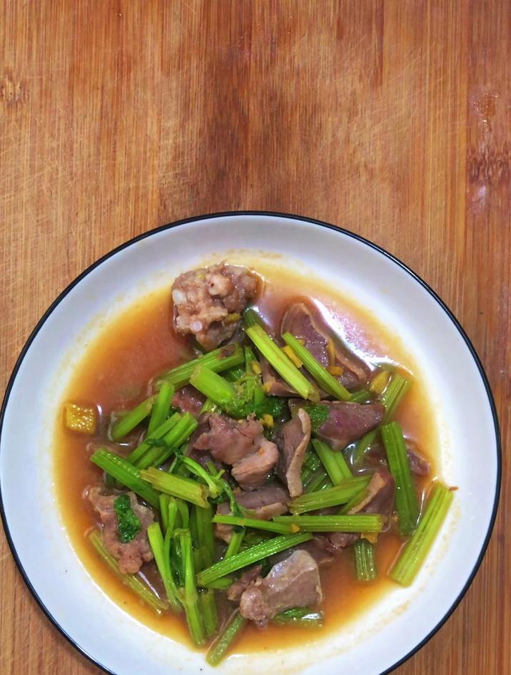 牛舌头怎么做好吃,分享一道牛舌头炒芹菜