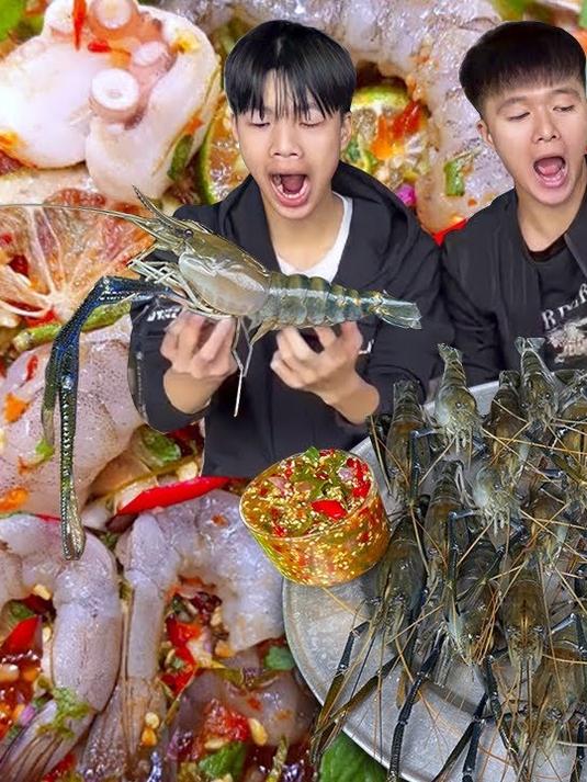 别骗我！这虾还在动？东南亚小哥生吃小河虾，一口下去全场沉默