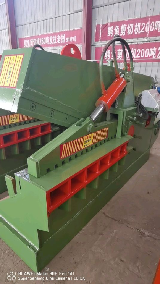 鳄鱼剪即鳄鱼式剪切机,适用废铁回收站,不占地方。