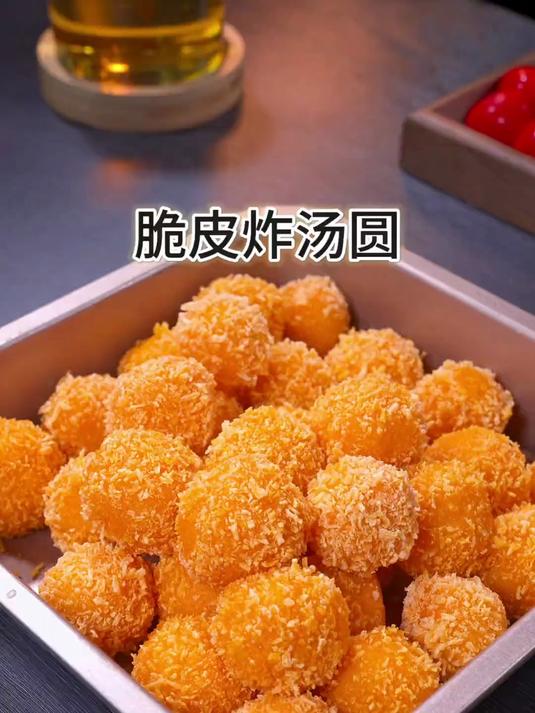 把鸡蛋液淋入煮熟的汤圆中,出锅就是一道小朋友们都爱吃的小甜品