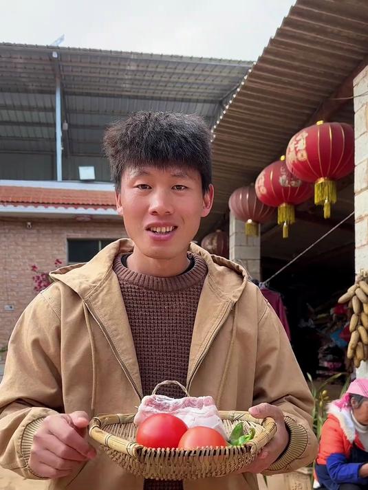 在寒冷的冬季,谁能拒绝得了一碗热气腾腾的火烧肉米线呢