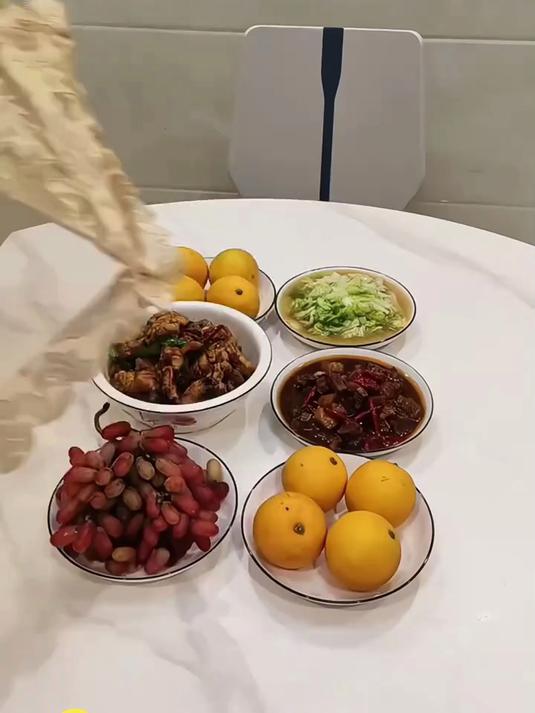 折叠透气菜罩登场,家用餐桌好帮手,防蝇罩住美味香!