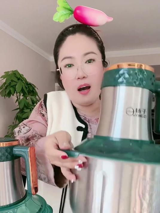 只需几秒这个多功能绞肉机就能将饺子馅绞好,还能用它碎菜和和面