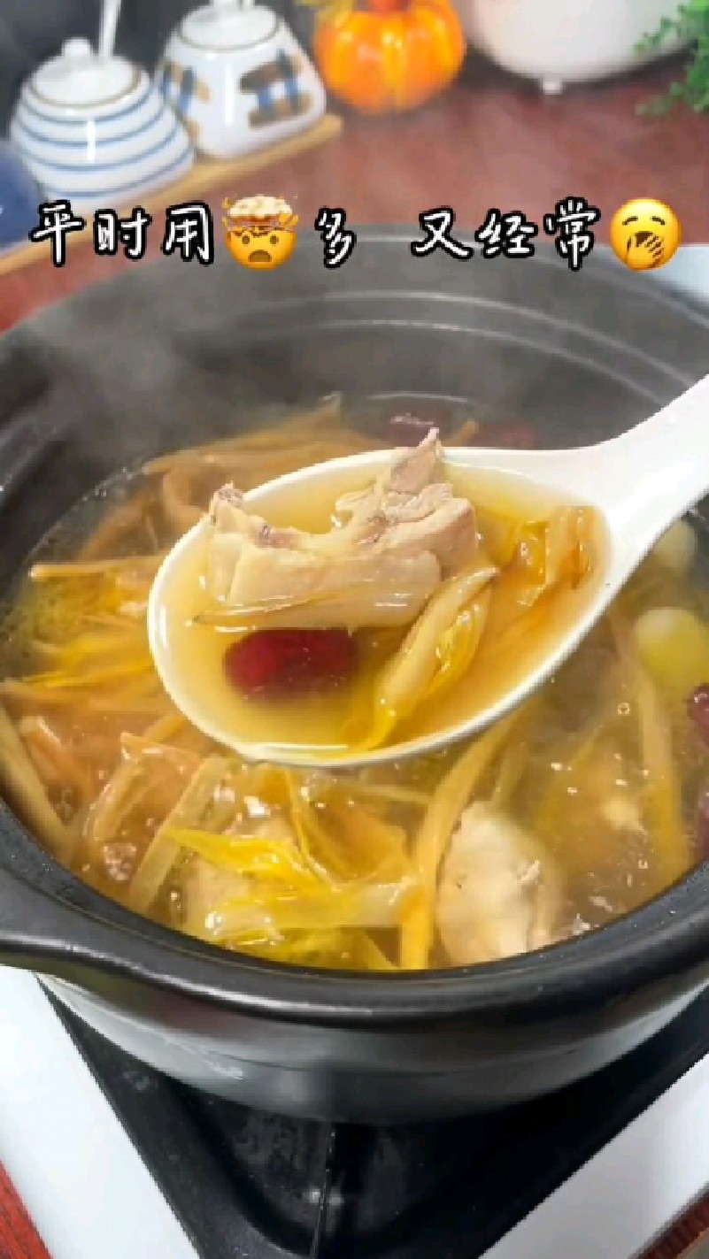 黄花菜干可以煲汤,可以。焖着吃也可以爆炒。