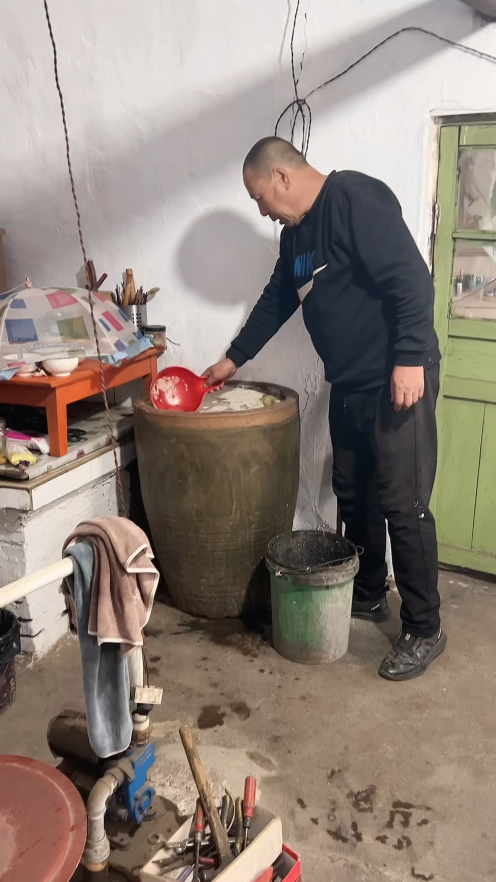 全家齐上阵,挪酸菜缸