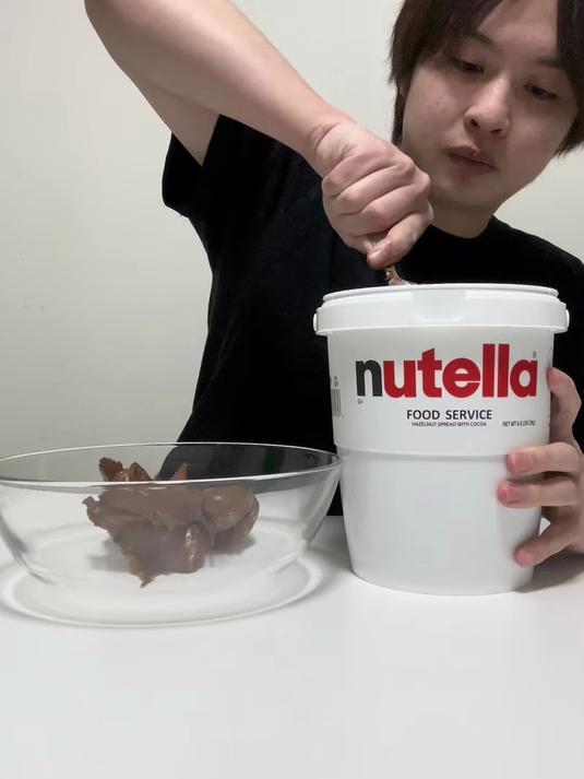 费列罗巧克力酱下藏有糖果,是真的吗?