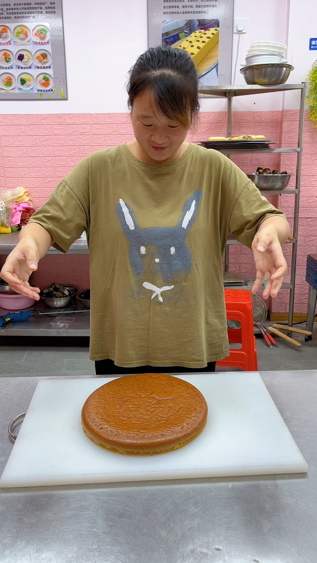 马拉糕做法:面粉500克,酵母10克,木薯粉10克,白糖8克,泡打粉8克,小苏打2克蒸熟